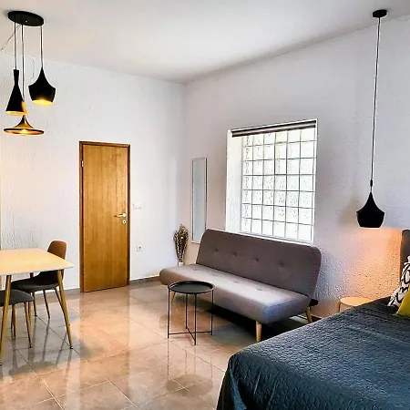 Square Apartment *